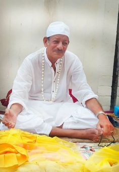 آنکہ تاج سرمن خاک کف پائش …